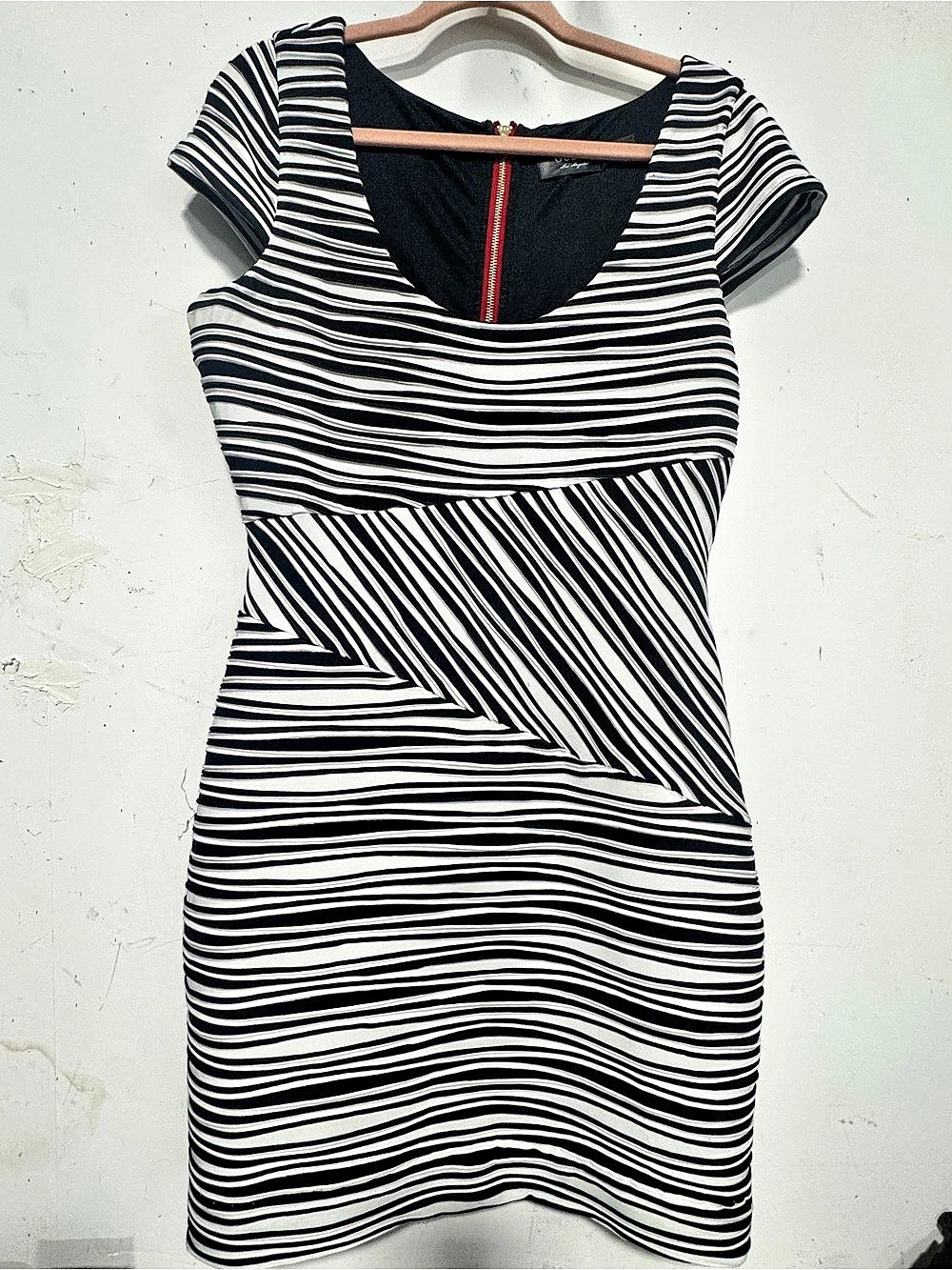 GUESS by Marciano Size 14 Black White Striped Bodycon Dress Red Zip
